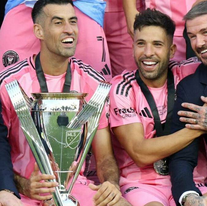 Sergio Busquets y Jordi Alba se despiden del futbol como campeones (Reuters)