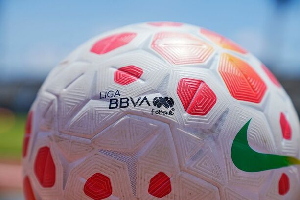 Balón oficial de la Liga MX Femenil realizado por Nike (FOTO: @LigaBBVAFemenil)