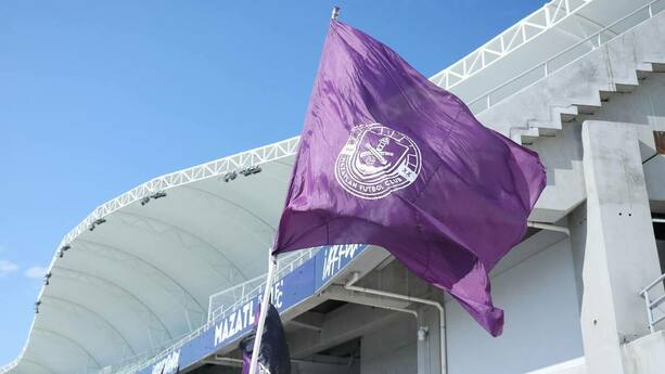 Bandera de los Cañoneros en el Estadio El Encanto (@MazatlanFC)