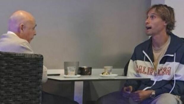 Canales y el directivo del Racing Santander. (Foto: Fernando Llano)