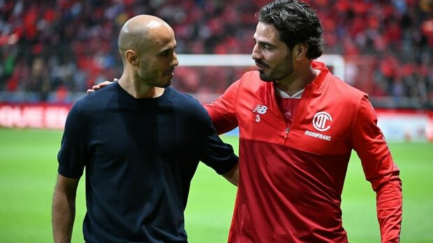 La amistad entre Pizarro y Pollo. (Foto: Mexsport)