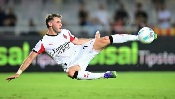 Santiago Gimenez ejecuta un disparo con el Milan (Reuters)