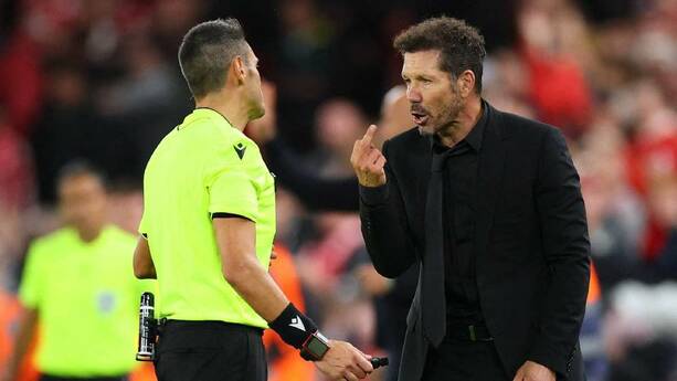 Cholo Simeone peleó con aficionado de Liverpool / Reuters