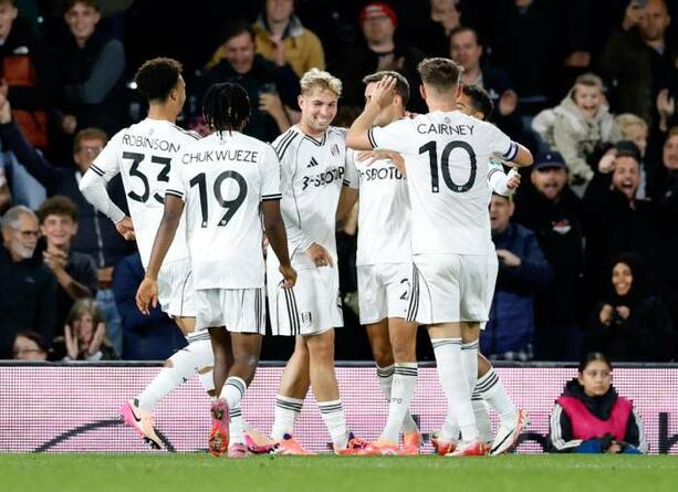 Smith Rowe es felicitado por sus compañeros (Reuters)