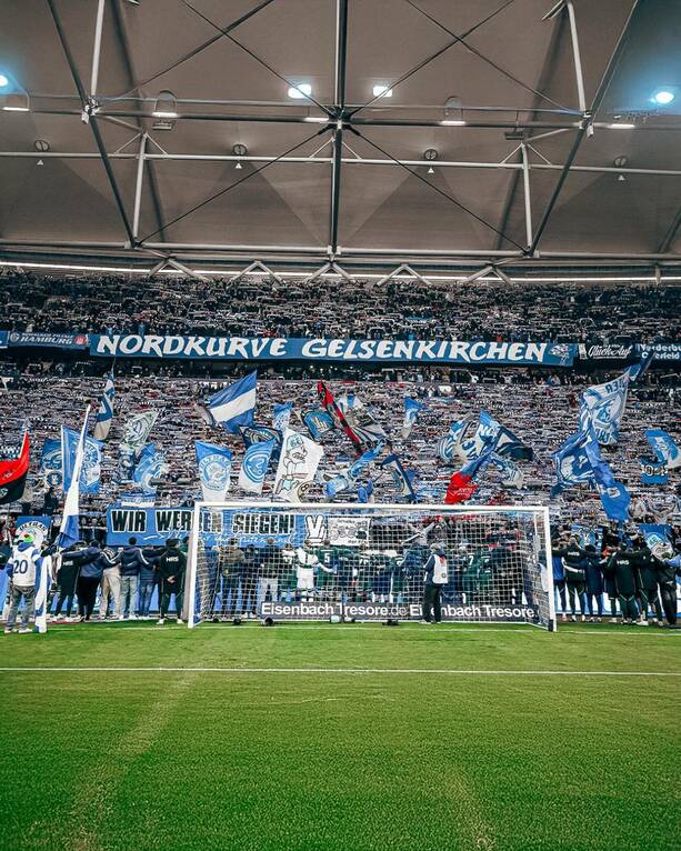 Aficionados del Schalke 04 sorprendieron al mundo (@s04)