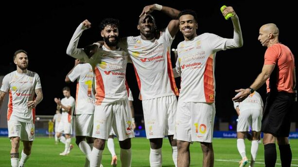 Julian Quiñones celebra uno de sus 3 goles contra Neom Sports (@alqadsiahEN)