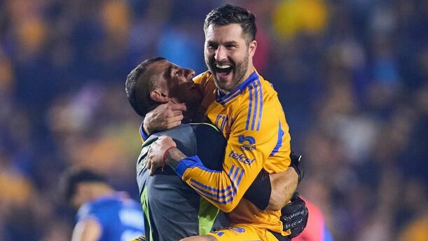 Nahuel Guzmán y André-Pierre Gignac (Mexsport)