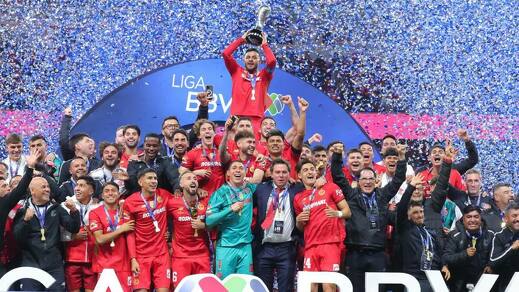 Alexis Vega levanta el último título de la Liga MX (@TolucaFC)