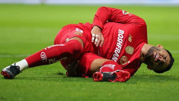 Alexis Vega se lamenta en el campo (Imago7)