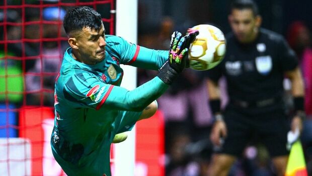 El momento en que Luis García ataja penal de Correa. (Foto: Mexsport)