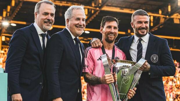 Lionel Messi con el trofeo de la MLS (@InterMiamiCF)