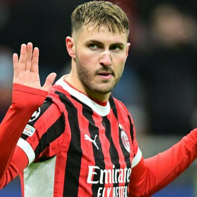 Santiago Gimenez, en un juego del AC Milan (Reuters)