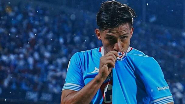 Ángel Sepúlveda besa el escudo de Cruz Azul (Imago7)