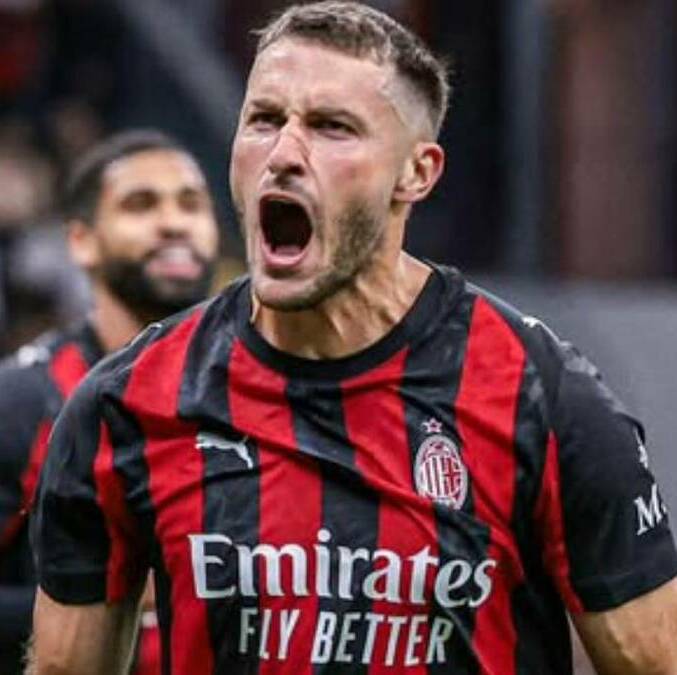 Santiago Gimenez en un juego del Milan (Reuters)