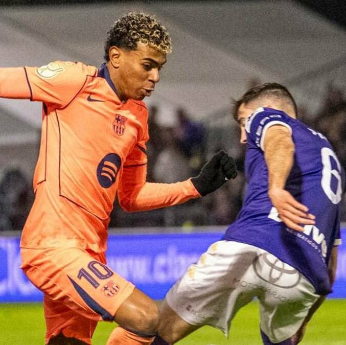 Lamine Yamal intenta desbordar a un zaguero (EFE)