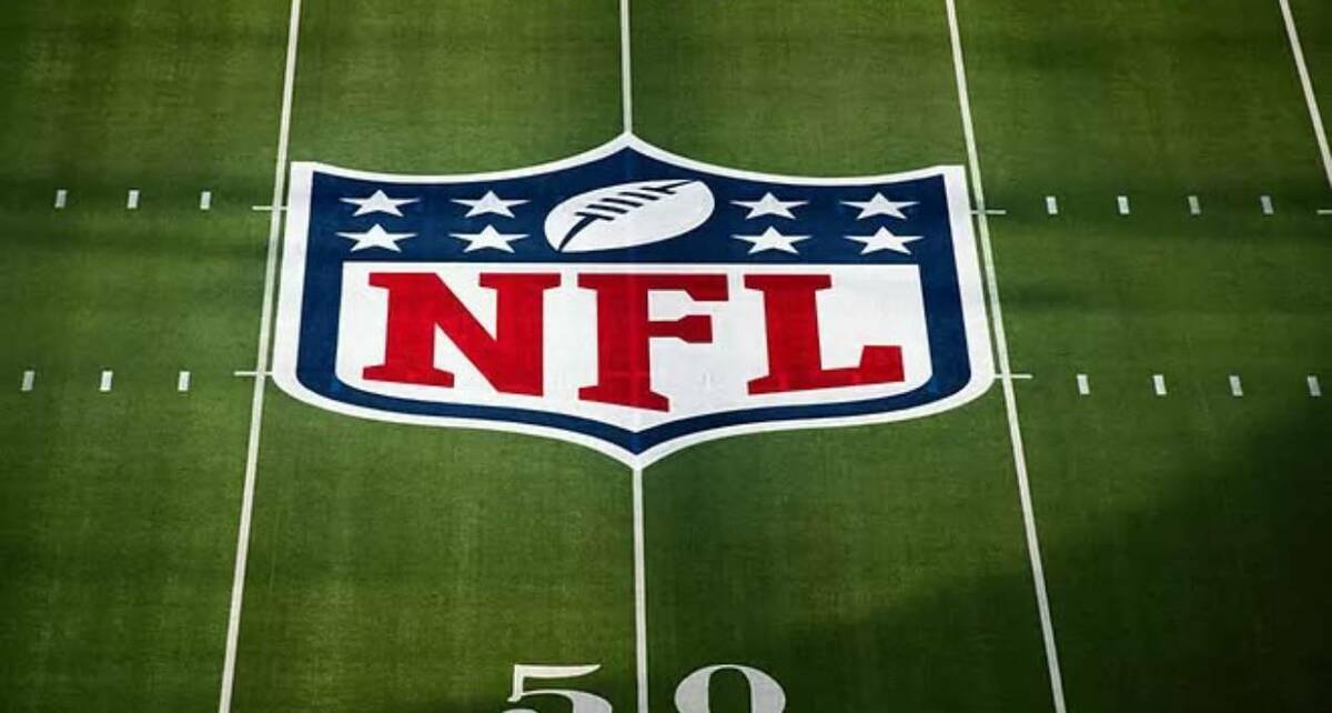 Logo de la NFL en el emparrillado (Reuters)