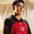 Mora fue uno de los jugadores que modelaron el uniforme. (Foto: Xolos)