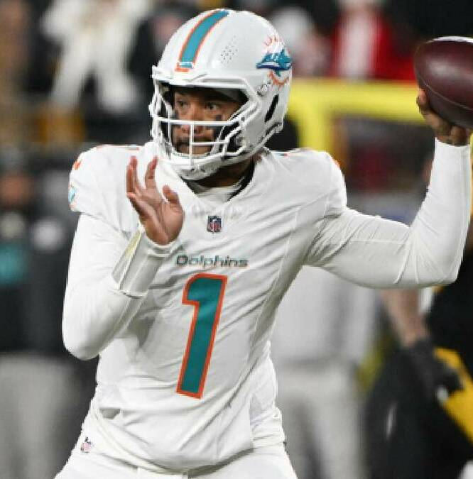 Tua Tagovailoa lanzando durante un partido con Dolphins / Reuters