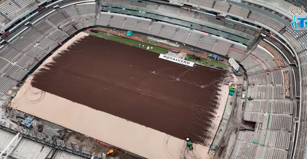 En la cancha ya se muestran las ultimas capaz, donde irá el nuevo césped híbrido.