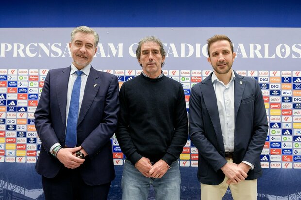 Directiva del Oviedo junto a Almada. (Foto: Real Oviedo)