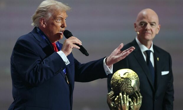 Donald Trump recibe Premio de la Paz de la FIFA durante el sorteo del Mundial 2026. (Reuters).