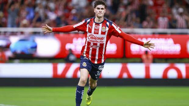 Hormiga González celebra un gol con Chivas (Imago7)