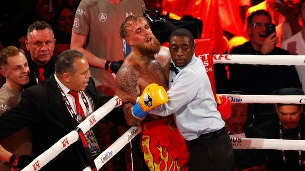 Jake Paul no pudo continuar la pelea por los castigos de Anthony Joshua (Reuters)