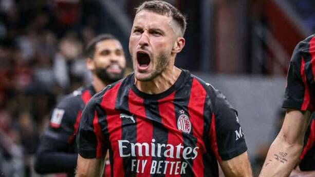 Santiago Gimenez en un juego del Milan (Reuters)