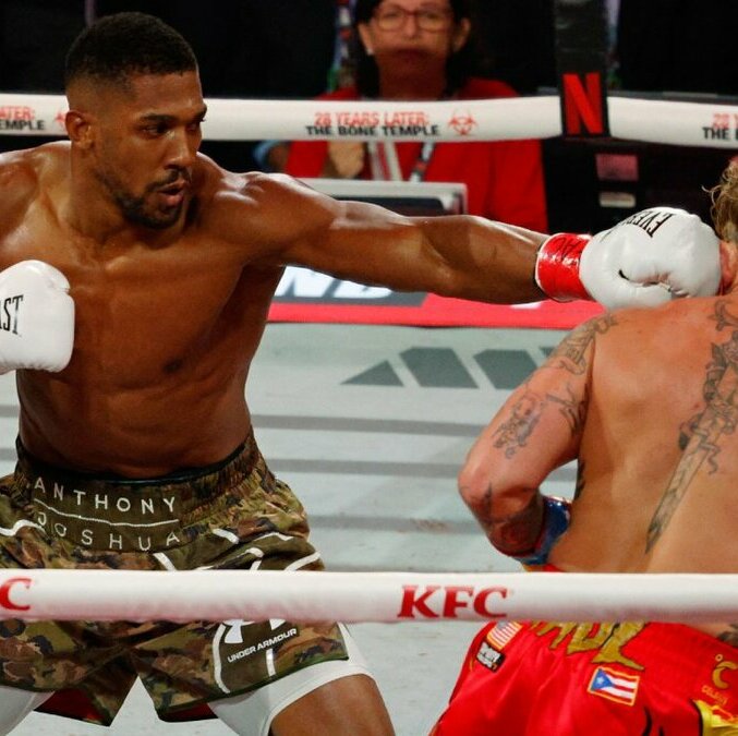 Anthony Joshua sacó un triunfo contundente ante Jake Paul (Reuters)