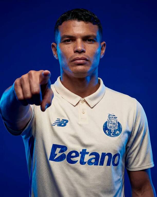 Thiago Silva presume los colores de su nuevo club (@FCPorto)