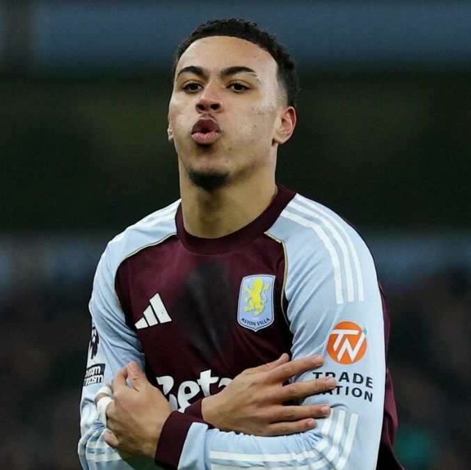 Morgan Rogers hizo doblete ante el Manchester United (Reuters)