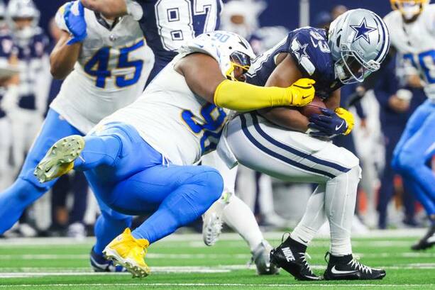 Williams es detenido por la defensa de Chargers (Reuters)