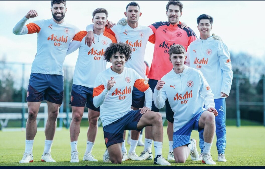 Alex Alcalá con el primer equipo del Manchester City (Cortesía)