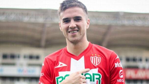 Agustín Palavecino presume la playera de los Rayos (Necaxa)