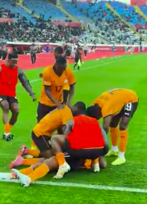 Los compañeros no se dieron cuenta y se subieron encima de él. (Foto:  captura de pantalla)