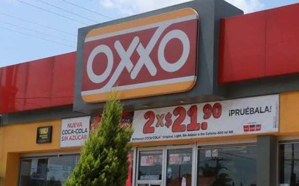 Una cajera de Oxxo fue estafada con billete de '520 pesos' (Google | TikTok @duaaalupita)