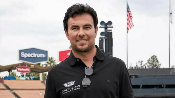 Checo Pérez con la ropa de Cadillac (@schecoperez)