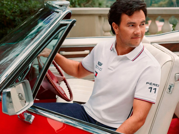 Checo Pérez con la primera polo oficial de Cadillac confeccionada por Tommy Hilfiger.
