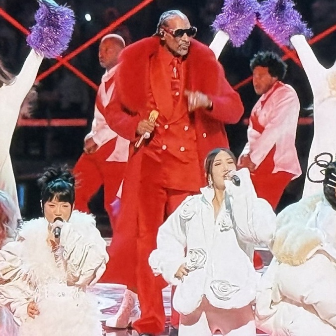 HUNTR/X y Snoop Dogg se presentaron en un juego de la NFL (Captura X)