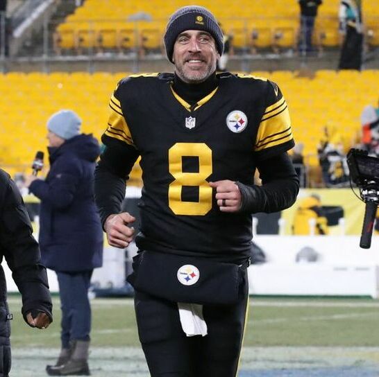 Jordan Love, de Packers, y Aaron Rodgers, de Steelers (Reuters)