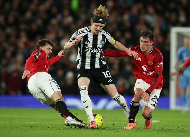 Mason Mount, Anthony Gordon y Manuel Ugarte (Reuters)