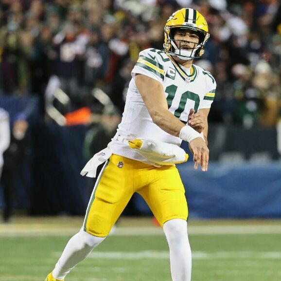 Jordan Love, de Packers, y Aaron Rodgers, de Steelers (Reuters)