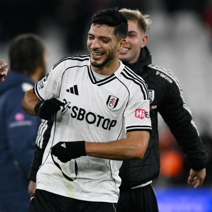 Raúl Jiménez es felicitado por sus compañeros (Reuters)