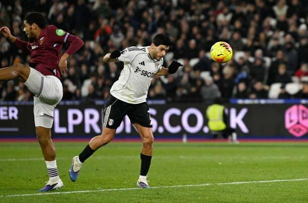 Raúl Jiménez remata de cabeza para anotar ante West Ham (Reuters)