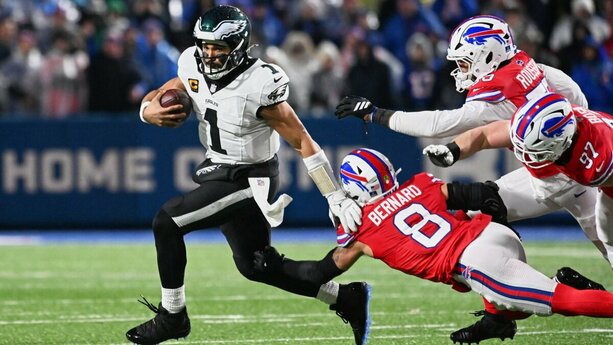Jalen Hurts salió victorioso de la cancha de Bills (Reuters)