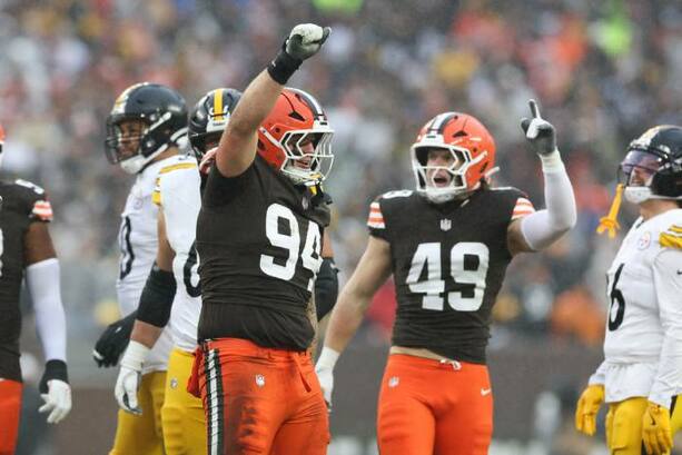 La defensa de los Browns festejan en casa (Reuters)