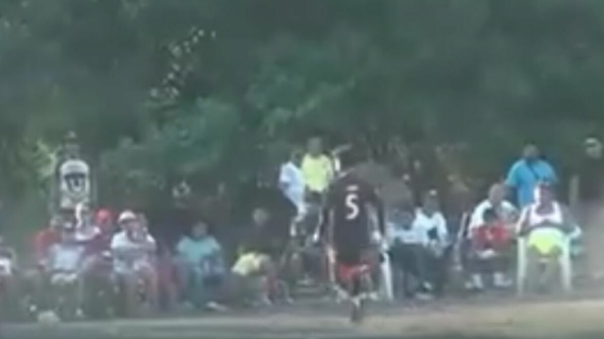 Estaban jugando futbol cuando todo ocurrió y decenas de familia corrieron de ese lugar. (Foto: captura de video)
