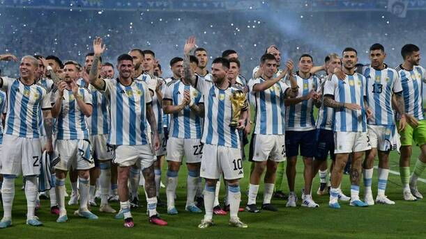 Messi y la Selección Argentina con el trofeo del Mundial (AFP)