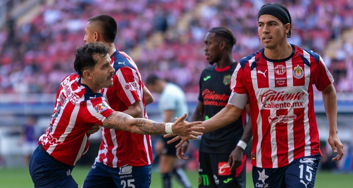 Alan Mozo y Erick Gutiérrez podrían salir de las Chivas (Imago7)