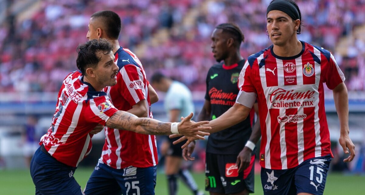 Alan Mozo y Erick Gutiérrez podrían salir de las Chivas (Imago7)